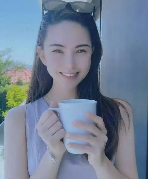 昆凌有双会笑的眼睛