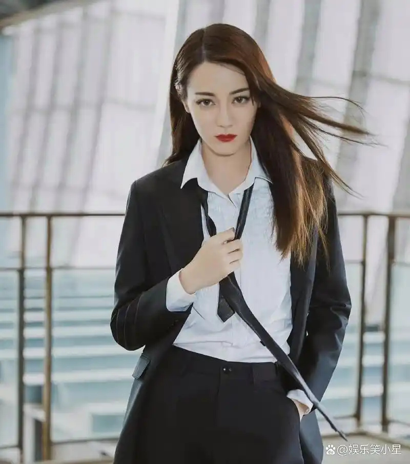 迪丽热巴职业装 有被惊艳到