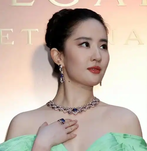 罗马这一夜,"肉乎乎"的刘亦菲,打了内娱多少"白瘦幼"女星的脸