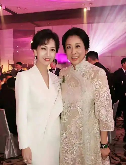 原创朱玲玲出席慧妍雅集活动老公和二儿子陪同和赵雅芝同框显贵气