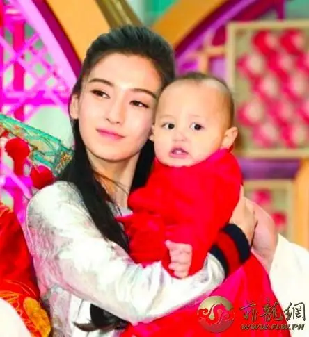 黄晓明合家照上的女孩引网友注意,baby直言压力大要准备二胎