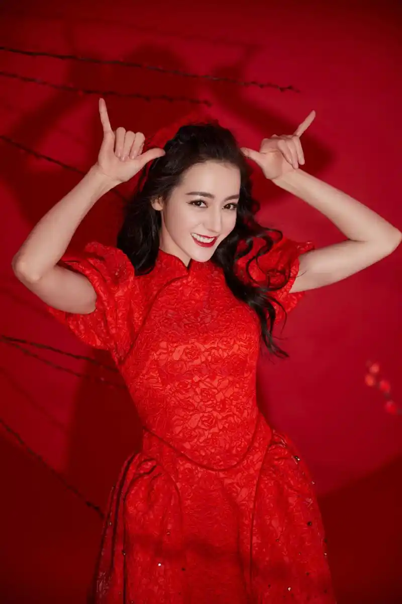 迪丽热巴以仙女造型登