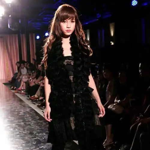 杨颖嫩模时期照片曝光,她穿着黑色连衣裙,是无袖设计,非常清凉,看上去