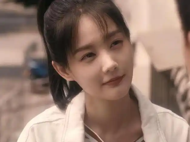 而如今33岁的李一桐一头利落短发,皮肤白净,看起来吹弹可破,颜值又