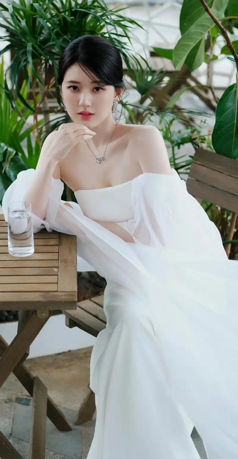 赵露思,白嫩裹胸礼服穿搭,水嫩娇羞