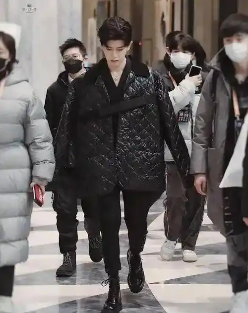 多样任嘉伦地勤到顶流,第1部戏把公司拍倒闭,背后到底有谁力捧_生辰