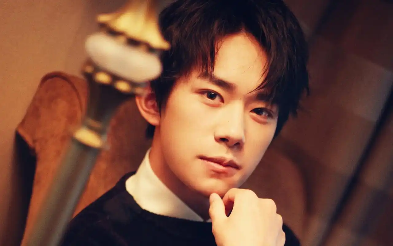 易烊千玺时尚帅气写真