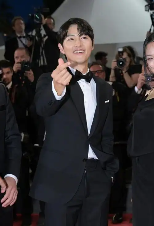 宋仲基戛纳首亮相太帅啦!穿黑色西装好显嫩,重回颜值巅峰时期