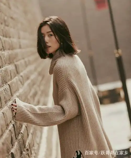 刘雯晒出短发在风中凌乱的照片网友直呼美呆了