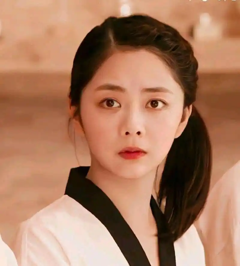 网友:谭松韵漂亮的脸上长了个猪鼻子