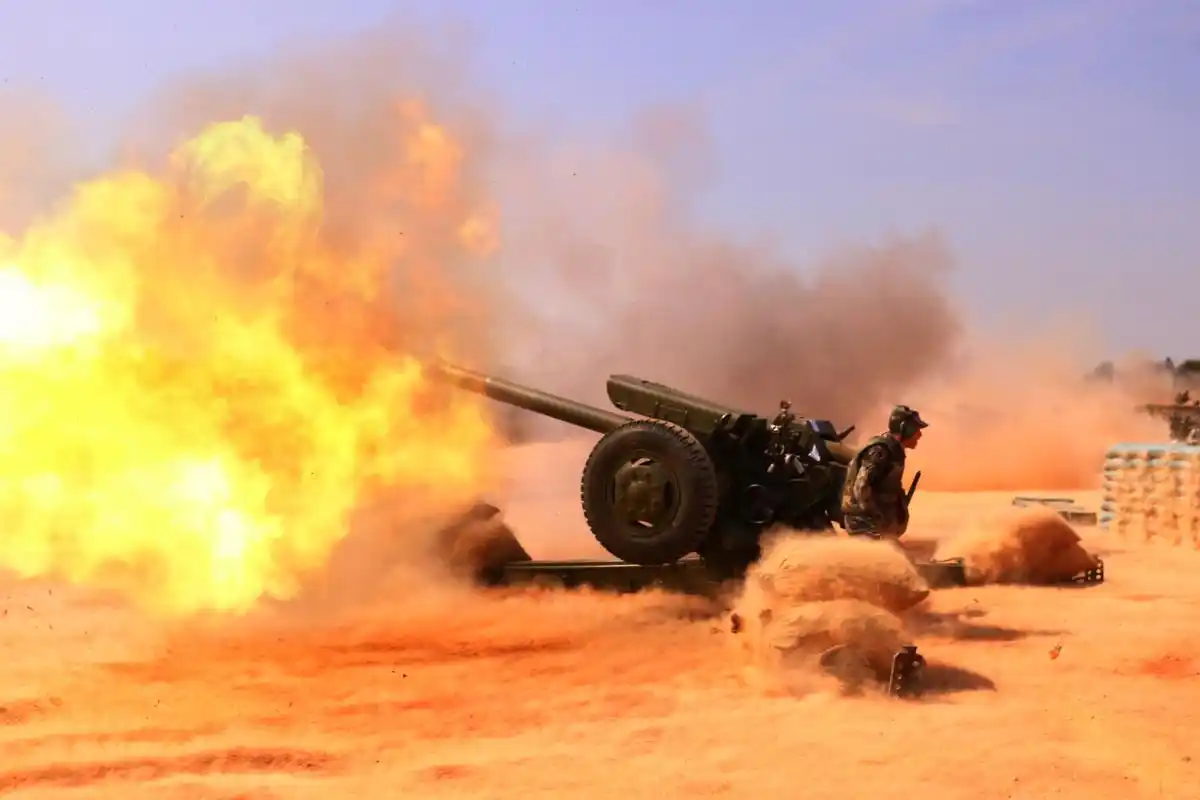 11 榴弹炮发射仿佛烧着火炮