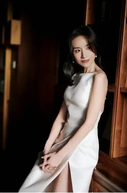 43岁董洁晒照身材干瘦!