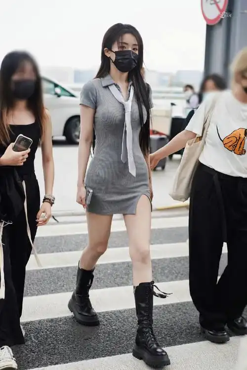 喻言灰色紧身针织裙