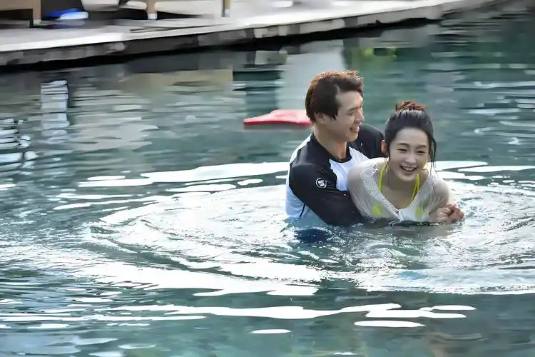 原创李沁为何还单身看到她和魏大勋的泳装照后网友一般人不敢娶