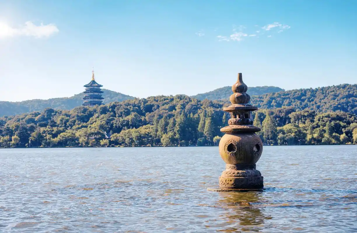 揭秘!西湖中的神秘仙境——三潭印月.在这里,石塔与月光共舞,烛光与水