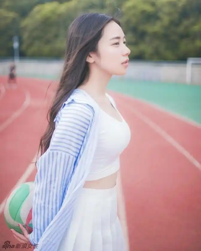 华师大校花短裙出镜 细腰长腿清纯范儿