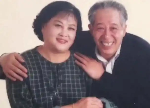 演员文兴宇一天两三包烟患癌去世15年遗孀的坚持让人泪目