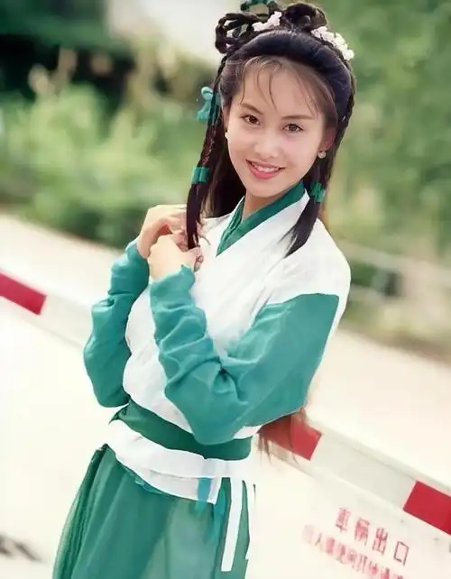 港圈女神朱茵同样出生于1971年,身高比杨钰莹还要矮.