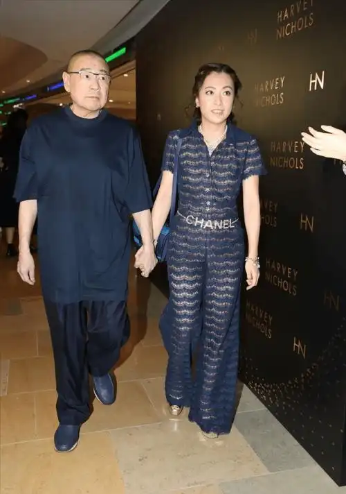 打败关之琳李嘉欣蔡少芬的女人穿蕾丝装牵手刘銮雄挺恩爱