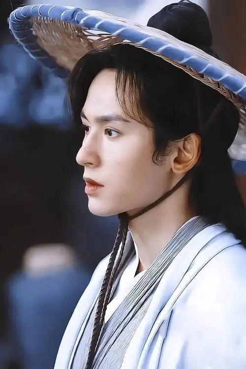 有被张哲瀚的侧脸帅到唉!