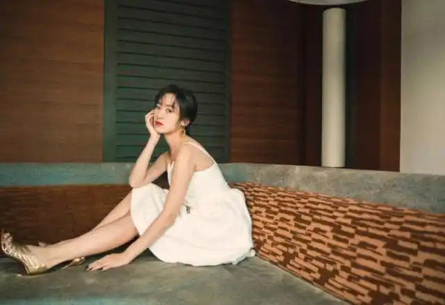 袁冰妍167身材万能穿,白色吊带连衣裙中间镂空,气质都不不一样