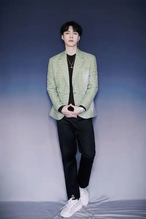 张艺兴极简时髦写真图片12