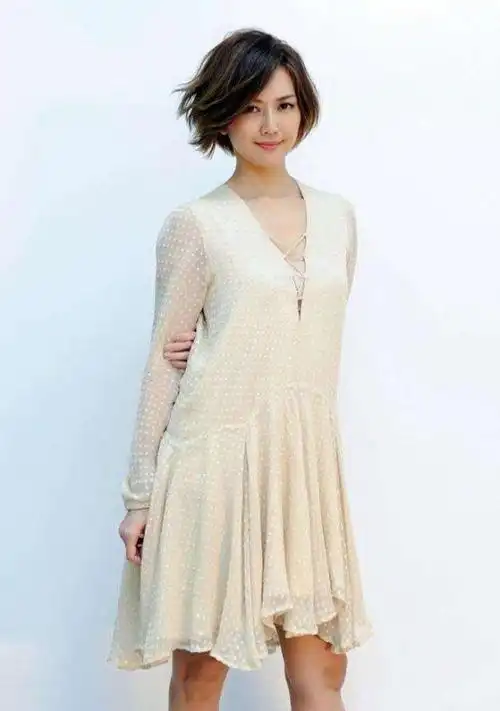 孙燕姿身材发福,穿黑色的衣服都难以掩饰,不过笑容倒挺可爱的