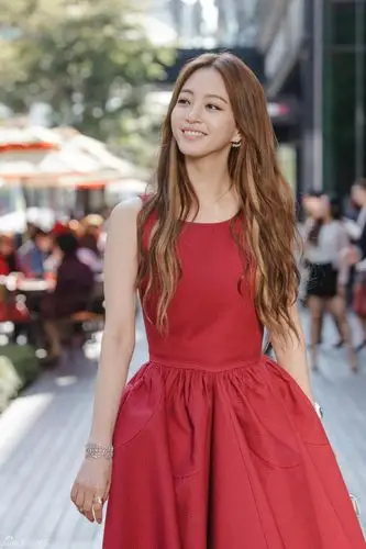 组图美女的诞生韩艺瑟红裙娇艳身姿妩媚