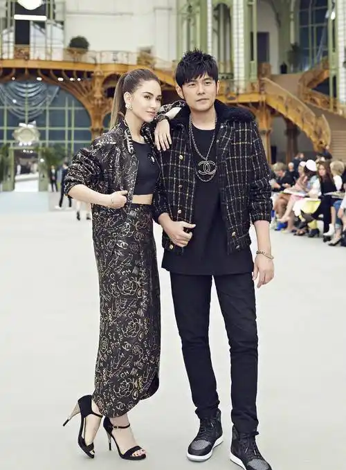 和身高优势,把自身的长处发挥的淋漓尽致,也难怪周杰伦对她一见钟情