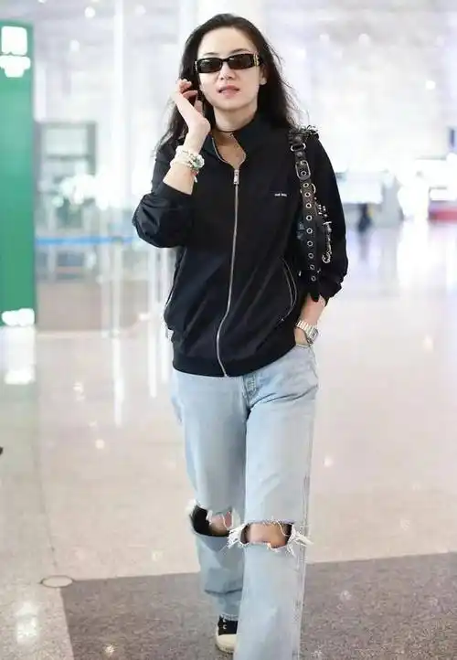 宋佳素颜走机场太自信,脸上皱纹雀斑都有,但真实清秀难掩高级感_衣服