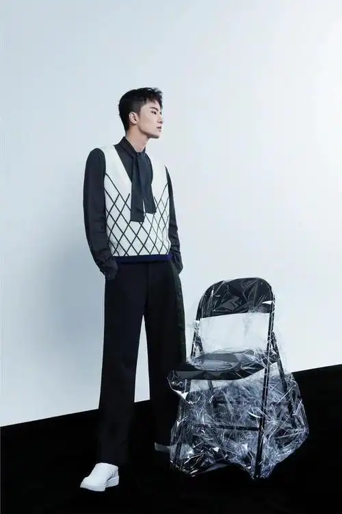 吴希泽最新大片曝光,穿格纹针织背心显英伦复古风,演绎三种风格