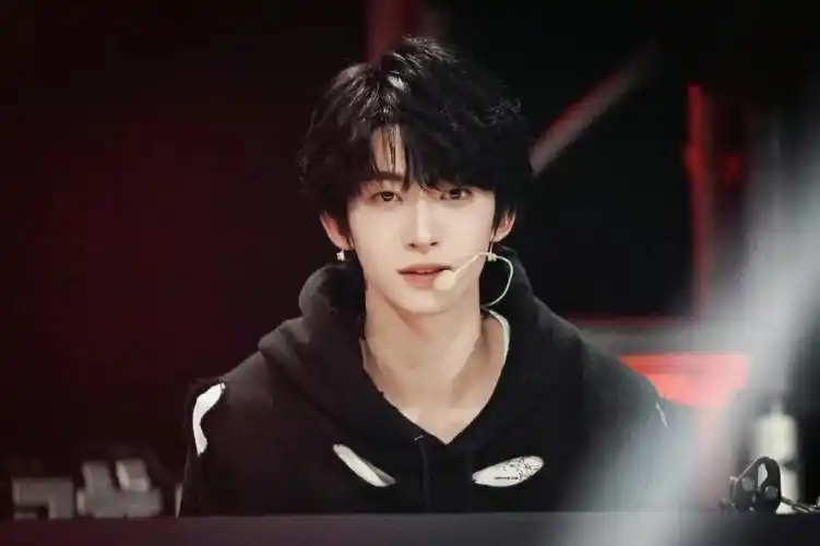 后援会这一套刘宇新角度的图绝了