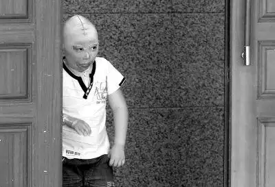 女子用油浇5岁侄子点燃后离开 庭审称与其无关(图)