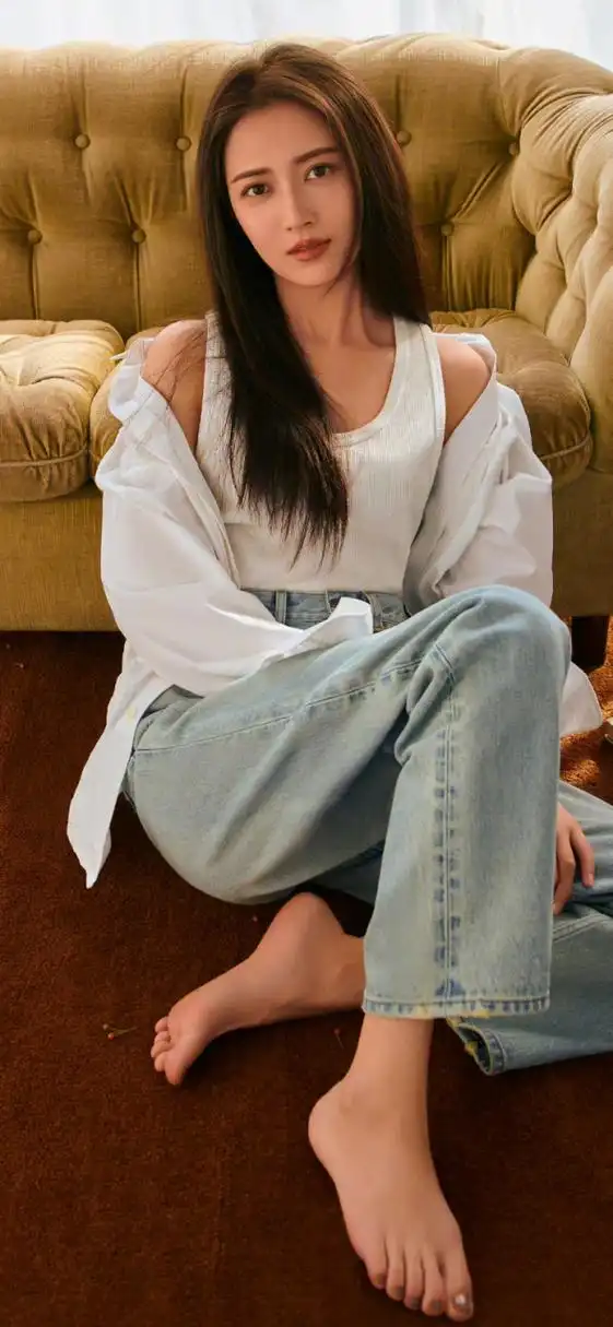 陈钰琪居家慵懒装很有味道