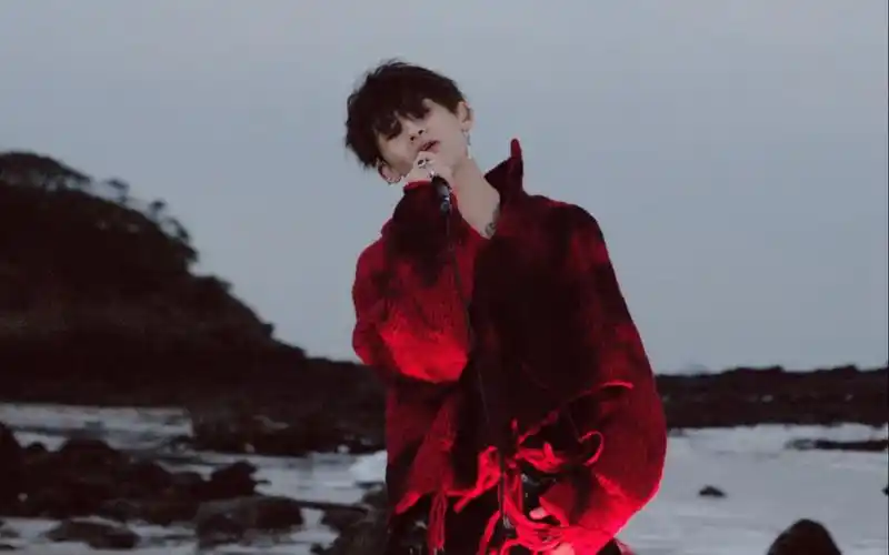 rapper再一次唱起了情歌,小鬼翻唱《偏爱》,感觉与原