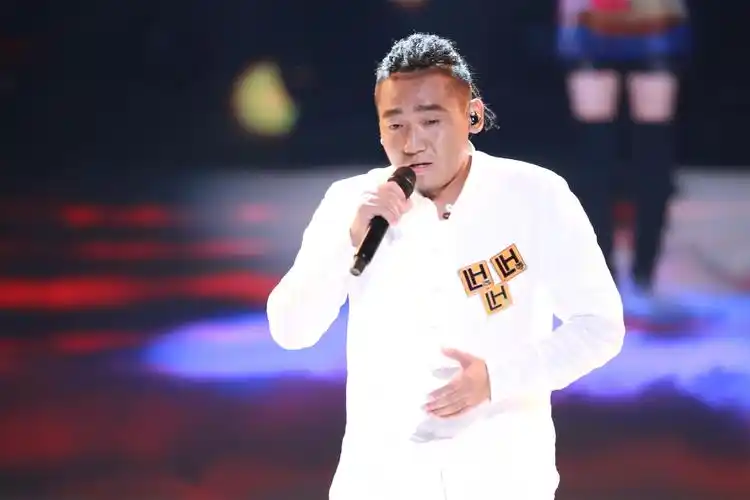 而刘欢组的对决中,最具戏剧性的一幕恐怕就是胡斯默对上扎西平措.