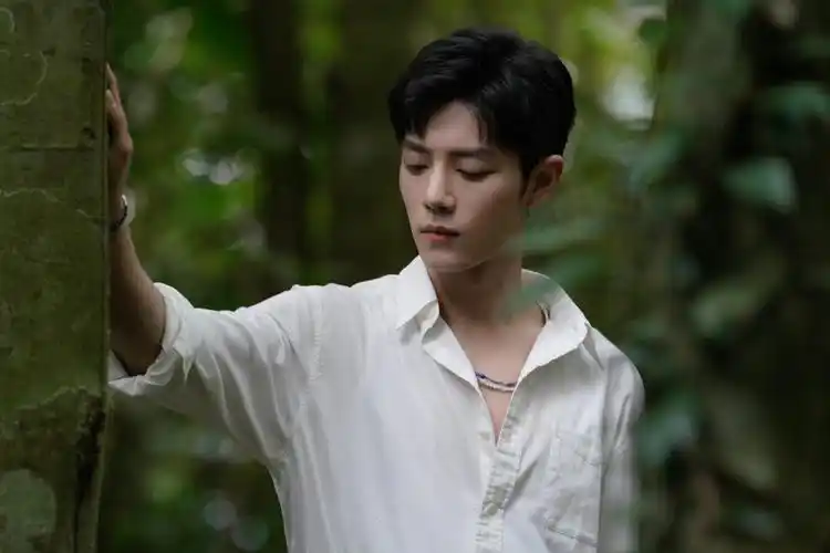 肖战最新写真!黑白穿搭简约大气,高级感满满,展现成熟魅力__财经头条