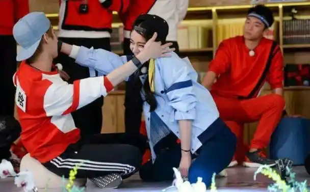 活久见,鹿晗竟然带着迪丽热巴开黑打王者荣耀,这样约会真的好吗