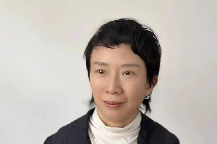 已出版诗集《天空史(第一卷):诸神》(2021),《家与城》(2017)和戏剧集