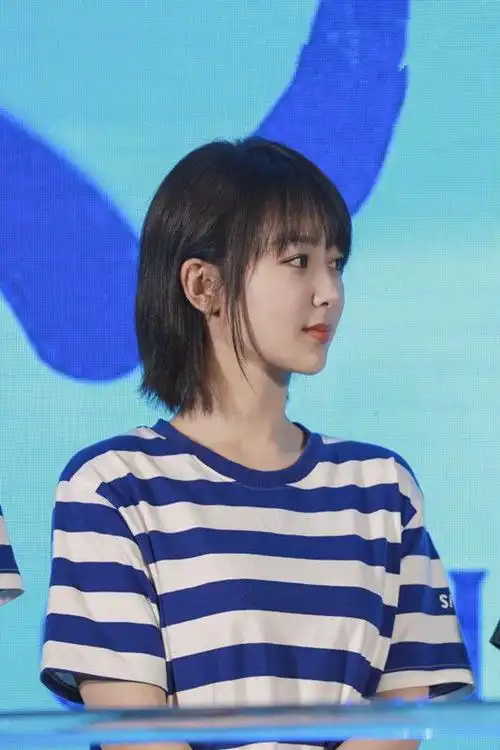 杨紫剪"妹妹头"扮邻家,瘦身后穿衬衫曲线仍明显,好身材藏不住|发型