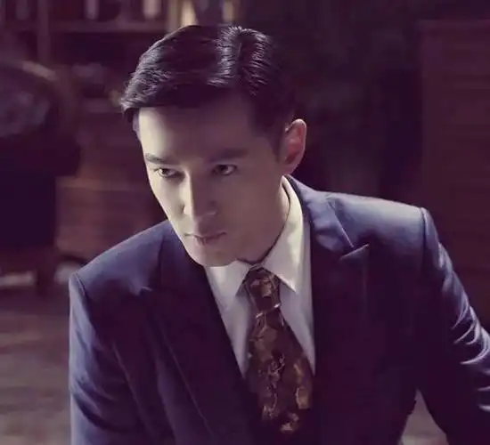 看着他梳三七分的造型,尽显老胡的完美五官.