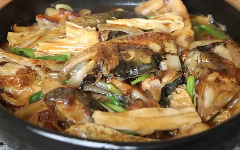 广西腐竹鱼头煲的做法,入口滑嫩鲜香,有这菜我能吃三碗米饭_哔哩哔哩_