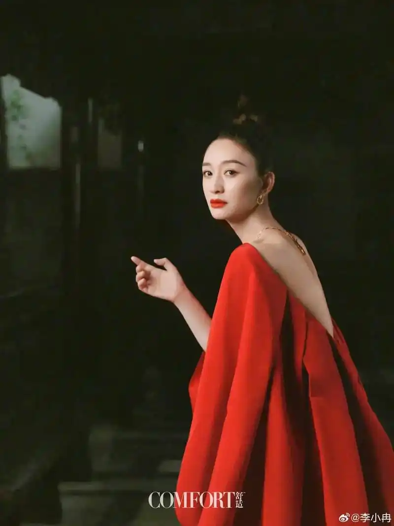 头条里的姐姐--李小冉#美出高级感 #风情万种 #完美身材  - 抖音