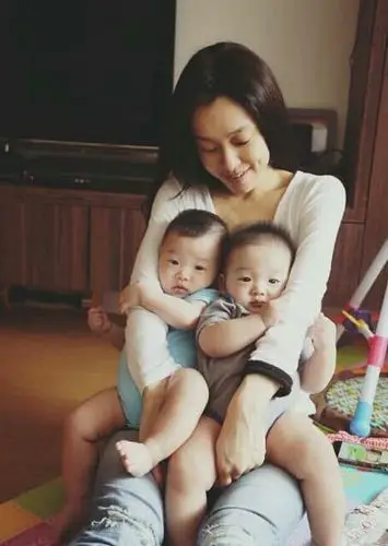 范玮琪阅兵晒娃遭批:真对不起 范玮琪阅兵