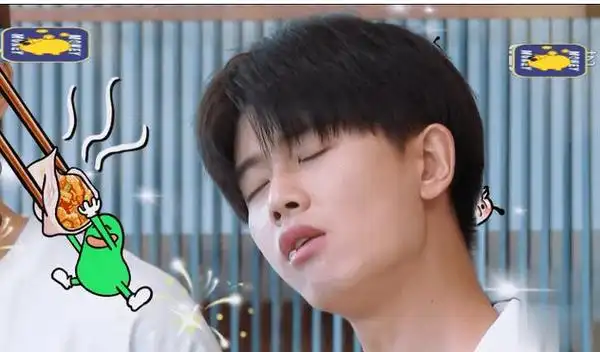 任嘉伦综艺再现黑白睡衣,不做造型却少年感十足,素颜状态像18岁_节目