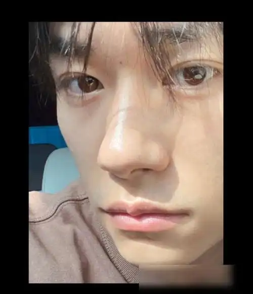 易烊千玺久违晒自拍素颜怼脸拍超能打阳光下瞳孔颜色抢镜了