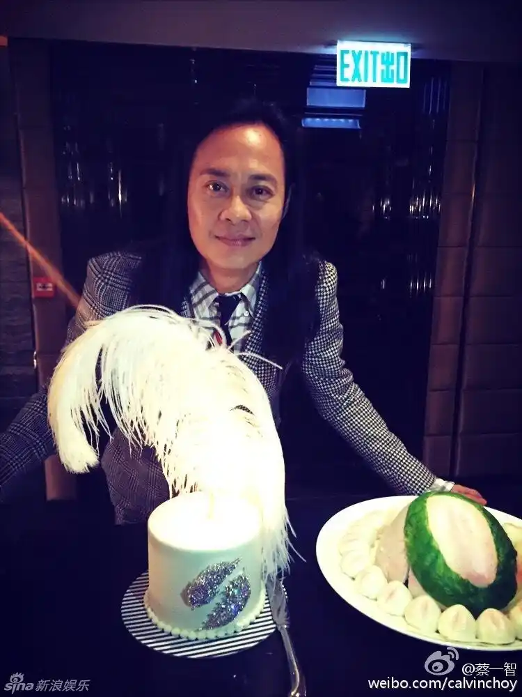 1月4日,草蜢组合成员之一的蔡一智晒出自己生日会的照片,张智霖袁咏仪