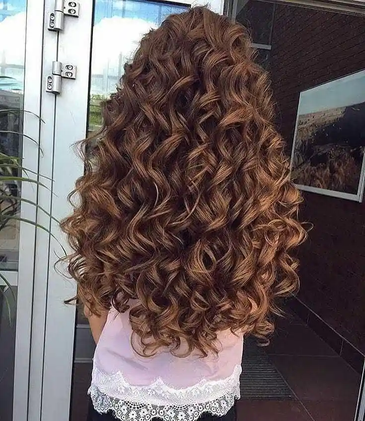 想要避免这种情况,建议全头烫选择螺旋烫发,就是把发丝从发根到发尾一