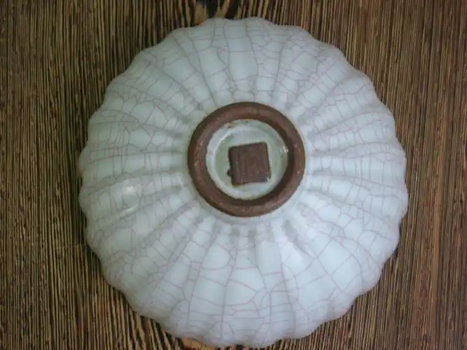 南宋修内司官窑月白釉花口式碗