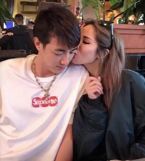 萧亚轩与新男友游玩照曝光大方牵手亲吻